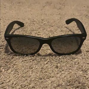 Ray Ban New Wayfarer Sunglasses (RB2132)